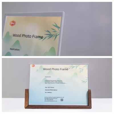 kupować Wspaniałe fotoramię akrylowe w kształcie litery U z drewnianą podstawą do dekoracji biurka online manufacture