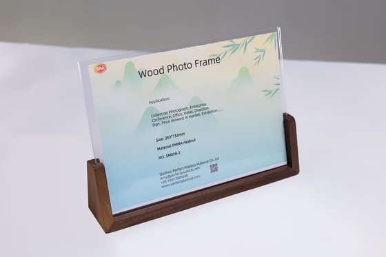 Nowoczesny 4 * 6 Inch Acrylic Sign Holder Jasne ramki zdjęciowe z drewnianą podstawą do biura domowego